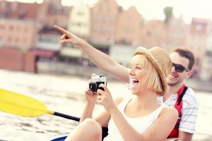 couple heureux prenant des photos dans un canoë