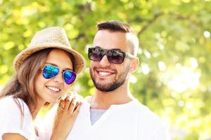 jeune couple dans le parc photo