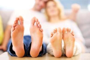 pieds nus d'un couple heureux allongé sur un canapé photo
