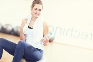 femme en forme dans la salle de gym photo