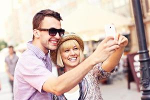 couple heureux prenant une photo d'eux-mêmes lors d'une visite