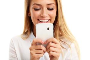 portrait d'une belle jeune femme d'affaires utilisant un téléphone portable isolé sur fond blanc photo