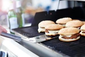 cheeseburgers sur le gril photo