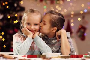 petites soeurs heureuses préparant des biscuits de noël photo