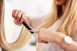 femme adulte au salon de coiffure photo