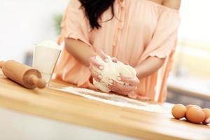 jeune femme essayant de cuisiner quelque chose dans la cuisine photo