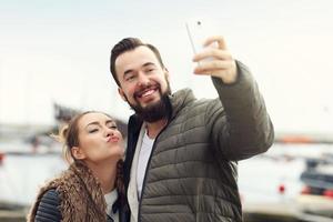 jeune couple prenant selfie photo