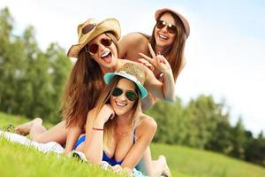 groupe de femmes en bikini s'amusant à l'extérieur photo