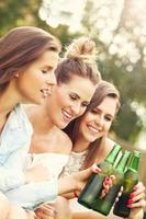 heureux groupe d'amis buvant de la bière à l'extérieur photo