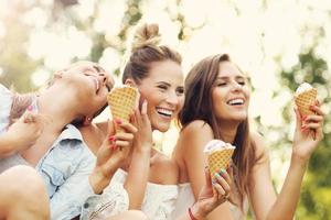 heureux groupe d'amis mangeant des glaces à l'extérieur photo