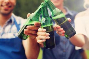 groupe d'amis portant un toast à la bière photo