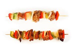 gros plan de plat de shish kebabs photo