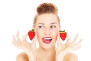 femme et fraises photo