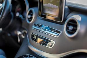 Contrôle et ventilation de l'intérieur de la voiture de luxe. moniteur en voiture avec utilisation de l'écran radio pour les cartes de navigation et le gps. isolé sur blanc avec un tracé de détourage. détails de voiture. intérieur de voiture moderne photo