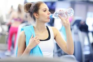 femme en forme dans un club de sport photo