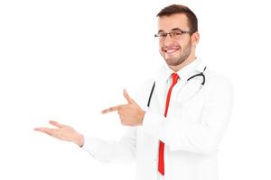 médecin heureux avec stéthoscope pointant sur votre produit photo