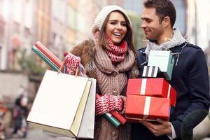 couple heureux shopping pour noël dans la ville photo