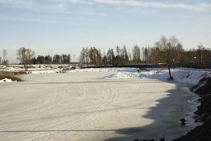 lac gelé. étang en campagne. paysage d'hiver. photo