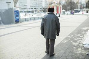 homme en vêtements pauvres. vie de vieil homme en ville. photo