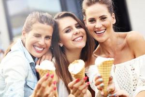 heureux groupe d'amis mangeant des glaces à l'extérieur photo