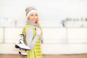 femme gaie sur une patinoire photo