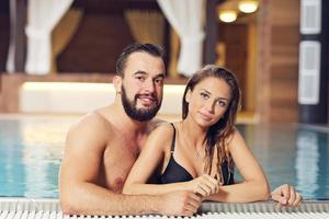 couple heureux se détendre dans le spa de la piscine photo