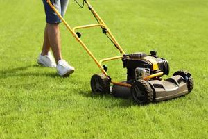 homme tondre l'herbe photo