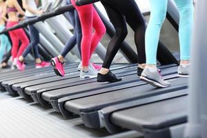 groupe de femmes faisant du jogging sur un tapis roulant photo