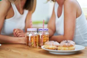 couple de lesbiennes lgbt aime les moments dans le concept de bonheur de la cuisine photo