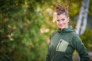 photo d'une femme travaillant avec des outils dans le jardin