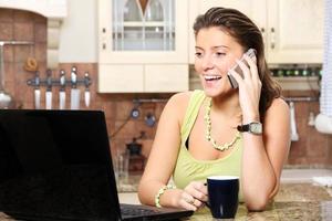 jeune femme travaillant dans la cuisine photo