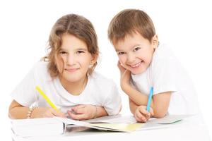 les enfants font leurs devoirs photo