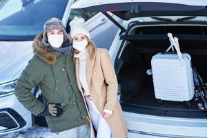 jeune famille pendant le voyage d'hiver dans le coffre de la voiture photo