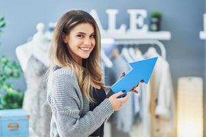 jeune fille sympa avec des flèches dans un magasin de vêtements photo