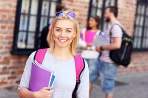 groupe d'étudiants heureux étudiant à l'extérieur photo