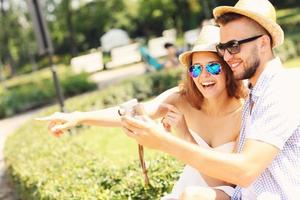 couple de touristes prenant des photos dans le parc