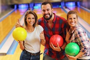 amis jouant au bowling photo