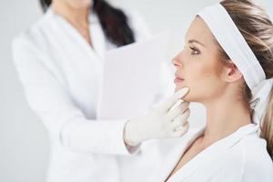 une scène de traitements de cosmétologie médicale injection de botox. photo