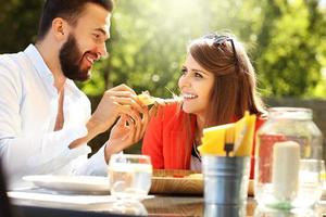 jeune couple au restaurant photo