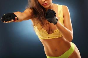 femme en posture de boxe photo