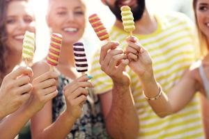 groupe d'amis mangeant des glaces à l'extérieur photo