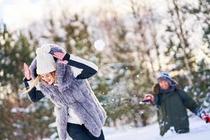 couple s'amusant dans les paysages d'hiver et la neige photo