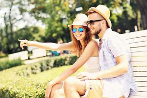 jeune couple assis sur un banc photo