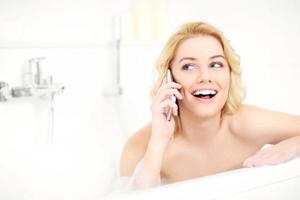 femme parlant au téléphone en prenant un bain photo