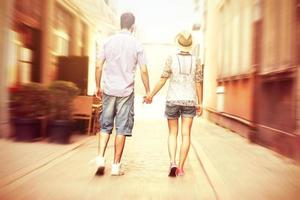 jeune couple se promenant dans la ville photo