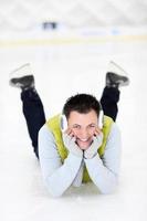 homme joyeux allongé sur une patinoire photo