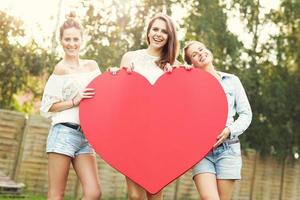 groupe de femmes tenant le coeur photo