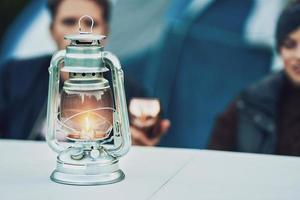 jeune couple sympa s'amusant en camping avec lampe à pétrole photo