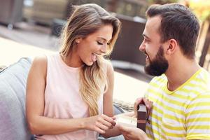 jeune homme proposant à une belle femme à l'extérieur photo