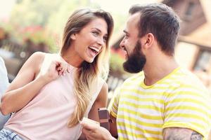 jeune homme proposant à une belle femme à l'extérieur photo